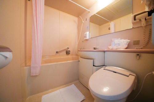 水户美图酒店的一间带卫生间和浴缸的小浴室