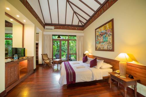 蒲甘泰拉巴之门酒店的一间卧室,卧室内配有一张大床