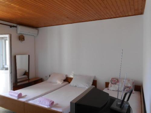 科托尔Apartment and Rooms Novka的一间卧室配有一张床,其中配有电视