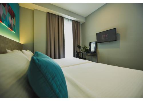 黑风洞RHR酒店 - 雪兰莪的一间酒店客房,设有两张床和电视
