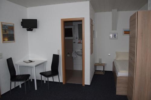 辛斯海姆Hotel Gästehaus Sonne的小房间设有一张床和一间浴室