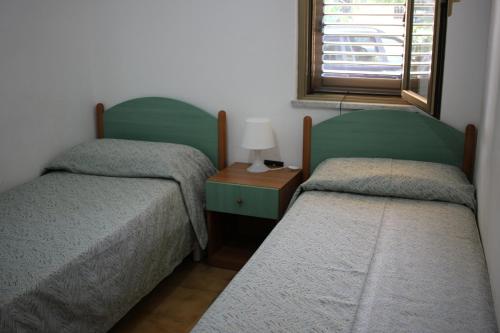 赞布隆内图里斯迪克住宅酒店的一间卧室设有两张单人床和一个窗户。