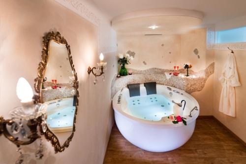 修希Mirabell Alpine Garden Resort & Spa的带浴缸和浴缸的浴室。