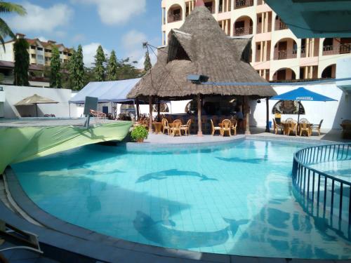 姆特瓦帕蒙巴萨黏巴达度假村的茅草屋顶酒店的游泳池