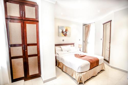 亚的斯亚贝巴轻松住宿酒店的一间卧室设有一张床和一个推拉门