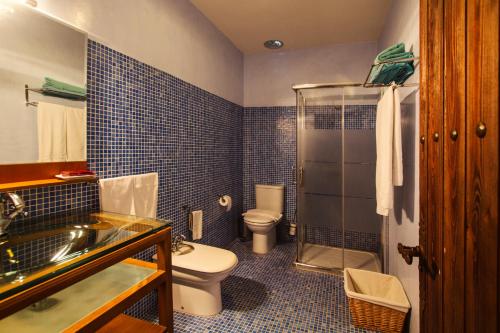 塔韦尔纳斯阿巴迪纳勒斯乡村公寓酒店的浴室配有卫生间、淋浴和盥洗盆。