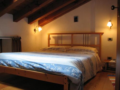 巴尔德托奇奥桥住宿加早餐旅馆的一间卧室配有一张木架大床