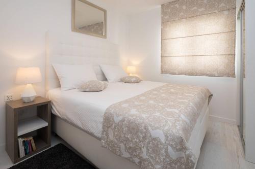 斯普利特S Luxury Apartments的卧室配有白色的床和窗户。