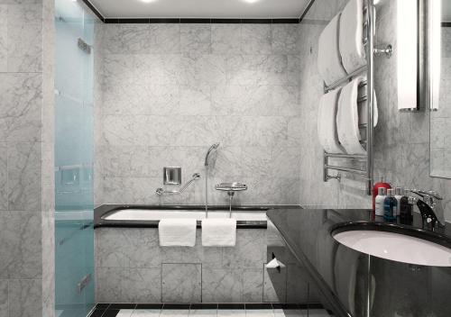 斯德哥尔摩斯德哥尔摩大酒店的浴室配有盥洗盆和浴缸。