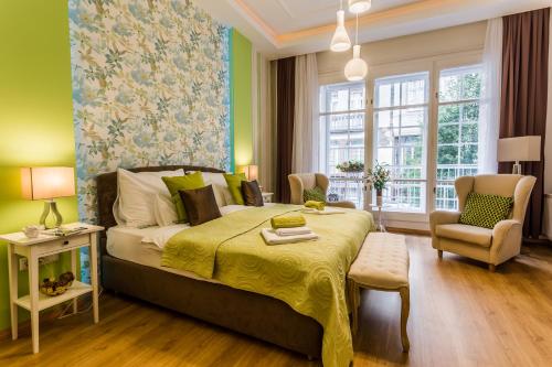 布达佩斯布达佩斯麦克斯哈皮公寓的一间卧室配有一张带黄色床罩的大床