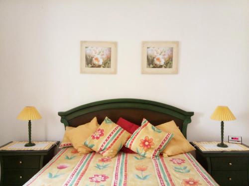 珀彻斯Clube Nautilus的一间卧室配有带枕头的床和2个床头柜