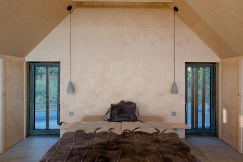 德普因-艾森伯格WEINLOFTS Weinloft II的一间带一张大床的卧室,位于带窗户的房间内