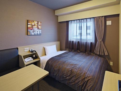 常陆那珂市常陆那珂路线酒店的酒店客房设有床和窗户。