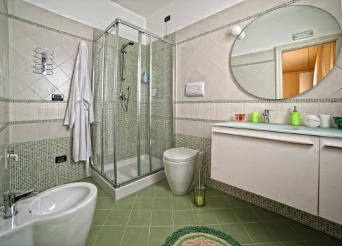 雷焦卡拉布里亚Airport House B&B的带淋浴、盥洗盆和卫生间的浴室