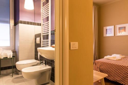 斯培西亚MaMa的浴室配有白色卫生间和盥洗盆。