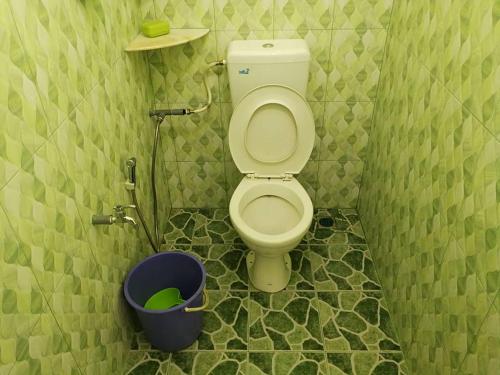 加央哈尔本村木屋的一间带卫生间和桶的小浴室
