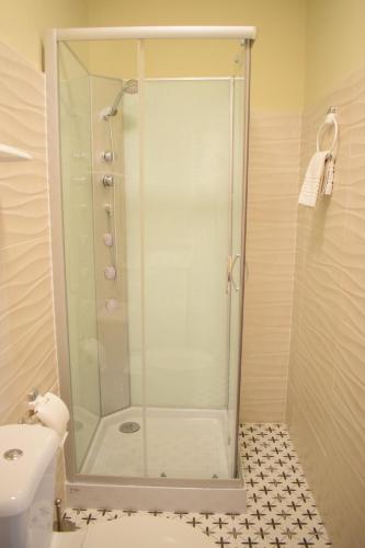 比利亚卡里略卡萨埃雷拉乡间旅馆的浴室里设有玻璃门淋浴