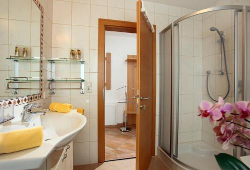 韦斯滕多夫奥贝豪赛公寓的一间带水槽和淋浴的浴室