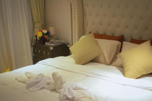 乔木提恩海滩Venetian Signature PoolAccess Resort Jomtian Pattaya的床上放着毛巾动物