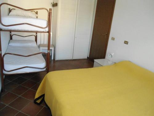 塞斯托拉Residence Fontanelle的配有床和黄色床罩的房间