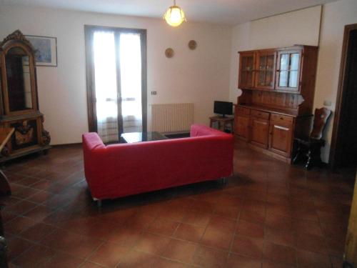 塞斯托拉Residence Fontanelle的客厅配有红色的沙发和桌子