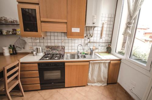 Sigismondo apartment的厨房或小厨房