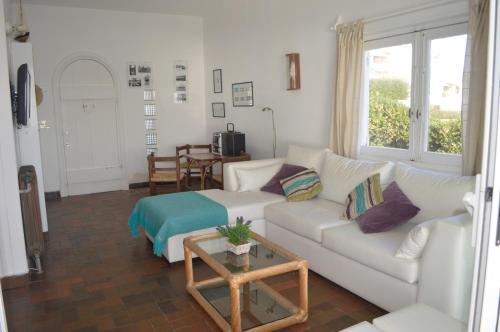 埃斯特角城Los Sargos的客厅配有白色的沙发和桌子