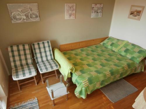 斯普利特Apartment studio Mia-beach in Split的一间卧室配有一张床和两把椅子