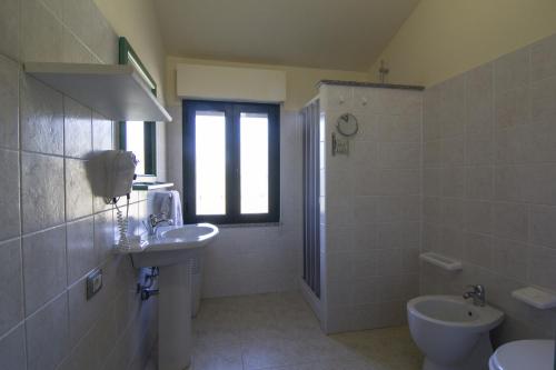 伊格莱西亚斯萨罗卡假日农场酒店的一间带水槽和卫生间的浴室