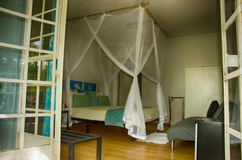 卡萨内老房子度假屋的一间卧室配有一张带天蓬的床