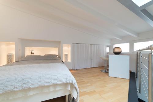 斯特拉斯堡LE LOFT 67的白色卧室配有床和书桌
