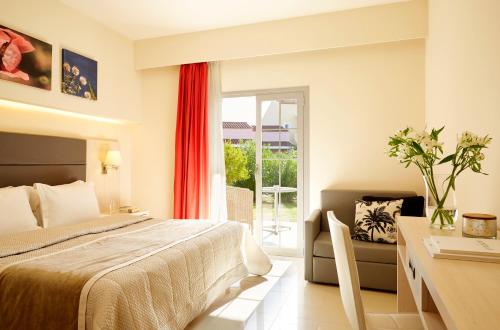 卡沃斯Capo Di Corfu - All Inclusive的配有一张床、一张书桌和一扇窗户的酒店客房