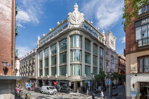 马德里阿里西亚室友酒店的城市街道上一座大建筑