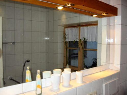 罗滕布Martina's place的浴室设有镜子、盥洗盆和洗浴用品
