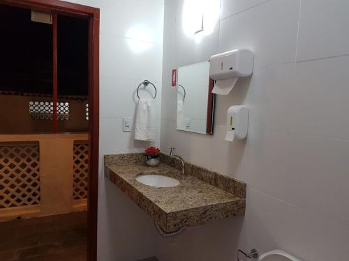 卡舒埃拉Hostel Casa de Avany的一间带水槽和镜子的浴室