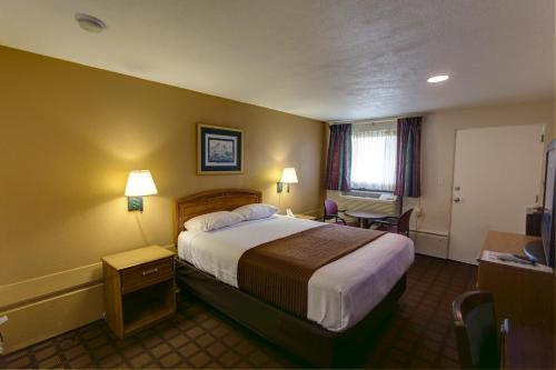 利特尔顿东大门汽车旅馆的酒店客房设有一张大床和一台电视。