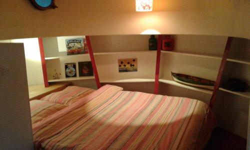 阿姆斯特丹Houseboat Dokstroom的一间卧室配有一张带两张双层床的床铺。