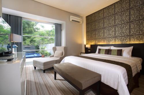 庞卡兰布翁格兰德科库邦酒店的一间设有大床和窗户的酒店客房