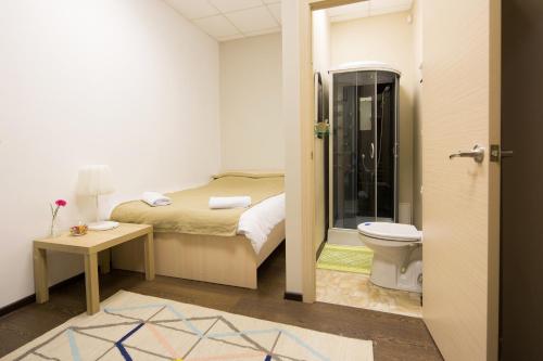 伊尔库茨克Z旅舍的一间带床和卫生间的浴室