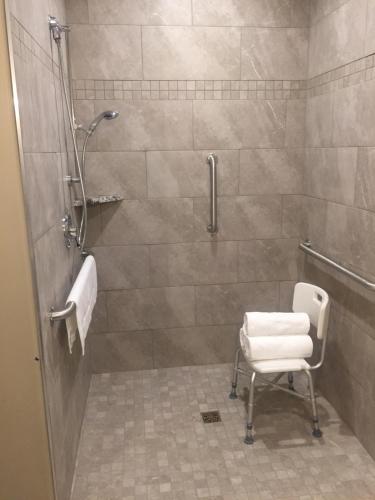 埃斯卡兰特Canyon Country Lodge的带淋浴的浴室和椅子