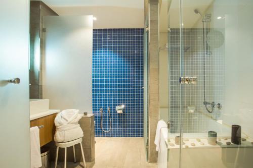 突尼斯贝维德夫拉提酒店的带淋浴、卫生间和盥洗盆的浴室