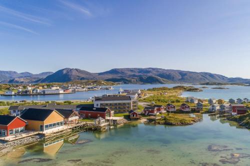 索玛若伊Sommarøy Arctic Hotel Tromsø的水面上小镇的空中景色