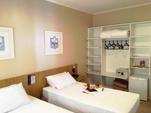 考斯莫斯酒店客房内的一张或多张床位