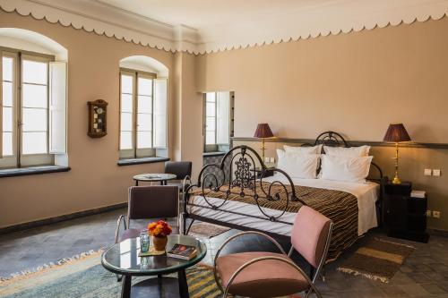杰迪代伊格莱西亚酒店的一间卧室配有一张床铺、椅子和一张桌子