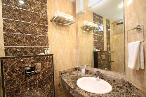 班加罗尔帝国国际教堂街酒店的一间带水槽和镜子的浴室