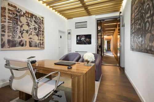 贝尔格莱德多米尼克精致豪华套房 - 特拉孜耶旅馆的一个带桌子和椅子的家庭办公室