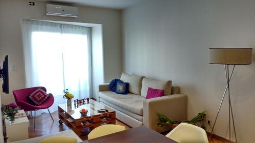 布宜诺斯艾利斯阿根廷巴勒莫公寓的客厅配有沙发和桌子