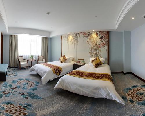 温州亨得拉精品酒店的酒店客房设有两张床和大窗户。
