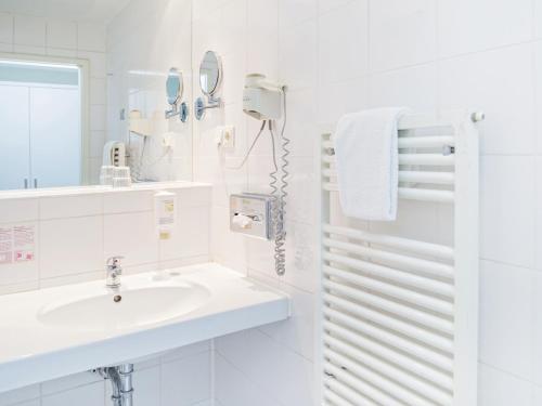 汉堡多米希尔汉堡金色郁金香酒店的白色的浴室设有水槽和镜子