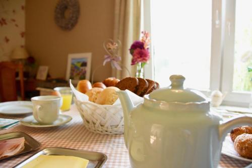 MoorveldDe Hagendoorn的茶壶和糕点篮的桌子